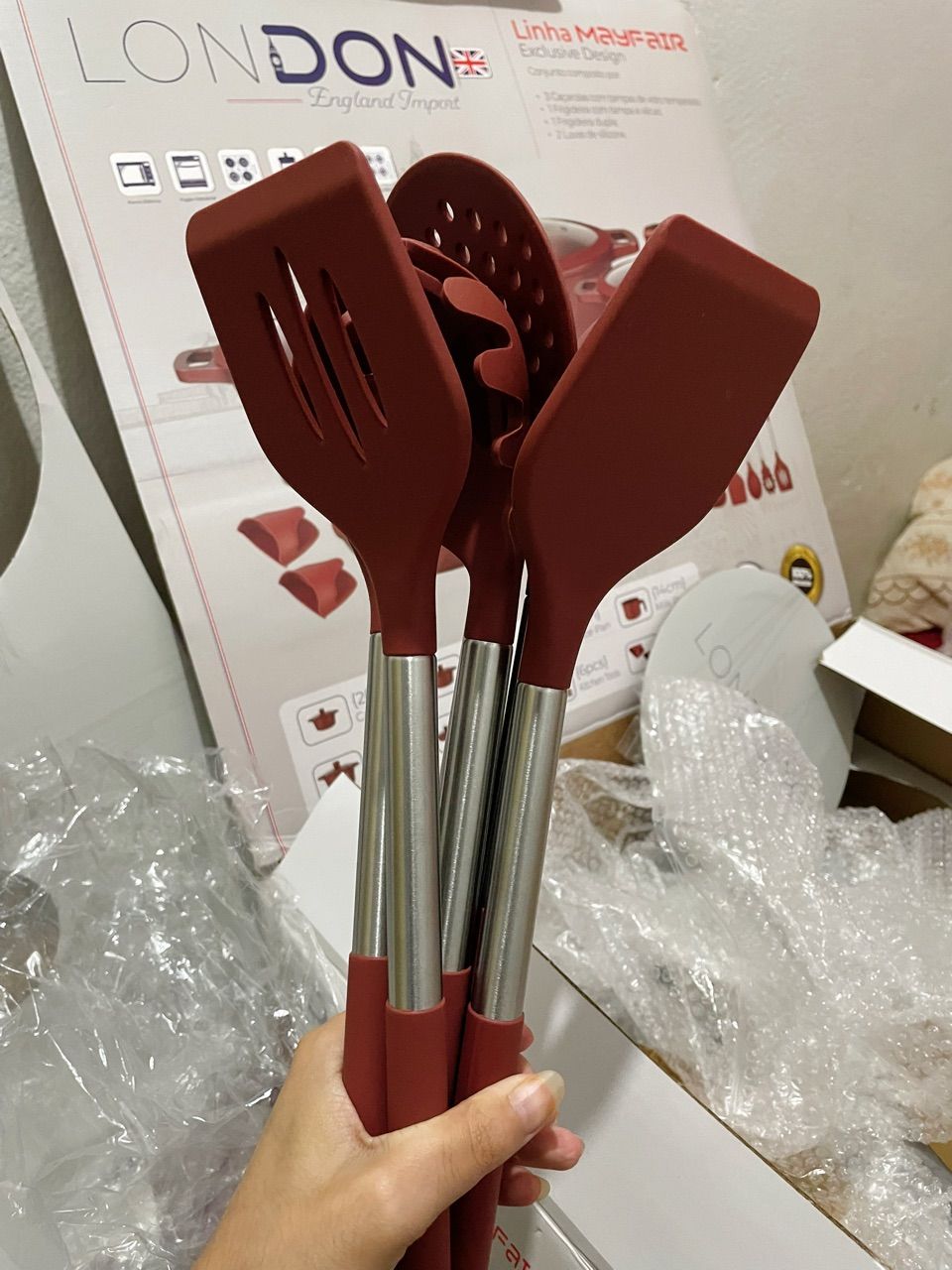 Utensílios de silicone vermelhos com cabo inox que acompanham o kit